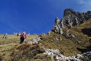 33 La salita continua sotto torrioni maestosi .